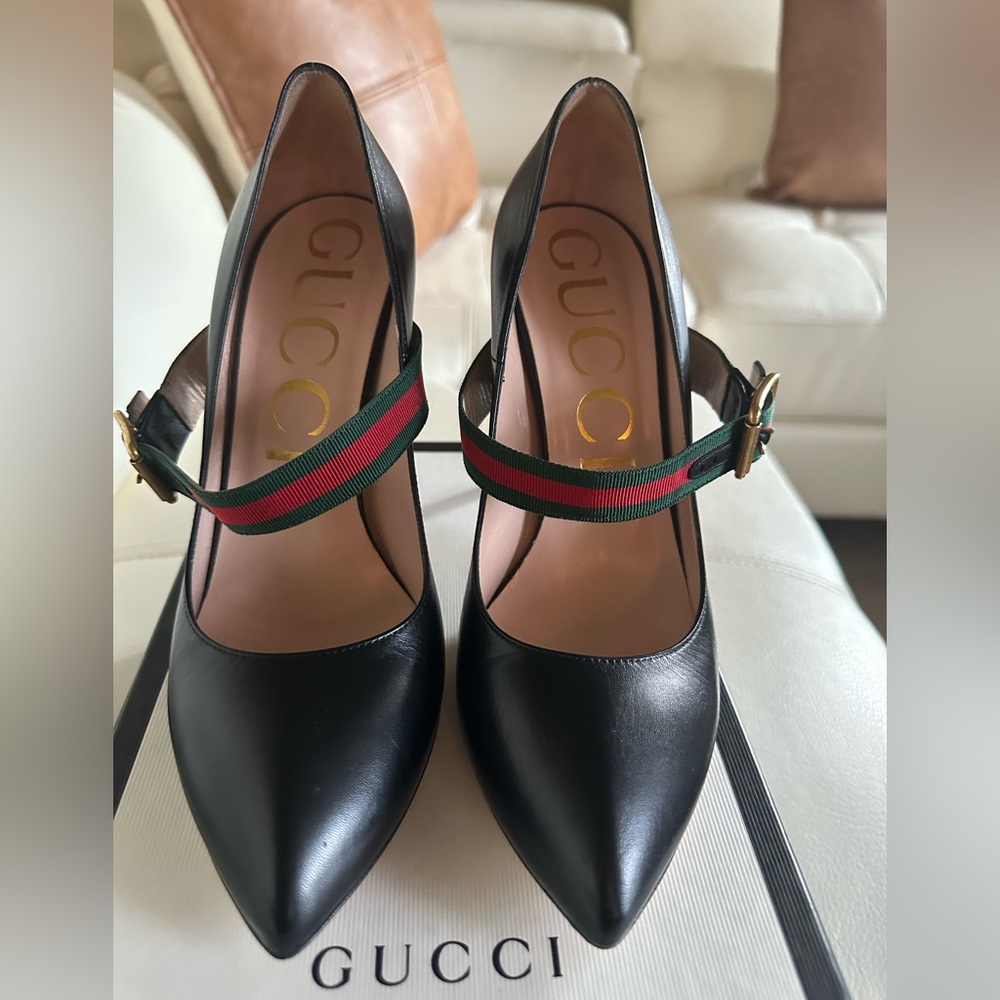 Gucci Mary Jane pump with web detail.